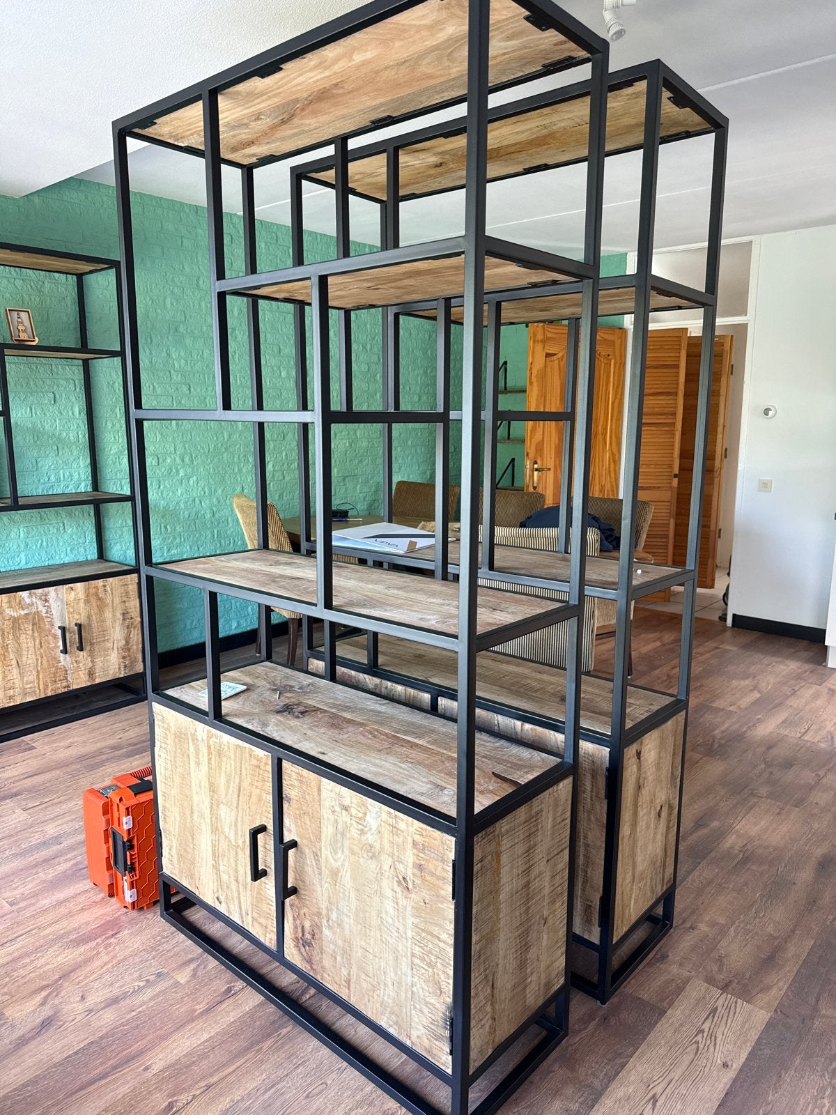 Industriële boekenkast/roomdivider van mangohout en metaal, Ophalen, 100 tot 150 cm, 200 cm of meer, Zo goed als nieuw