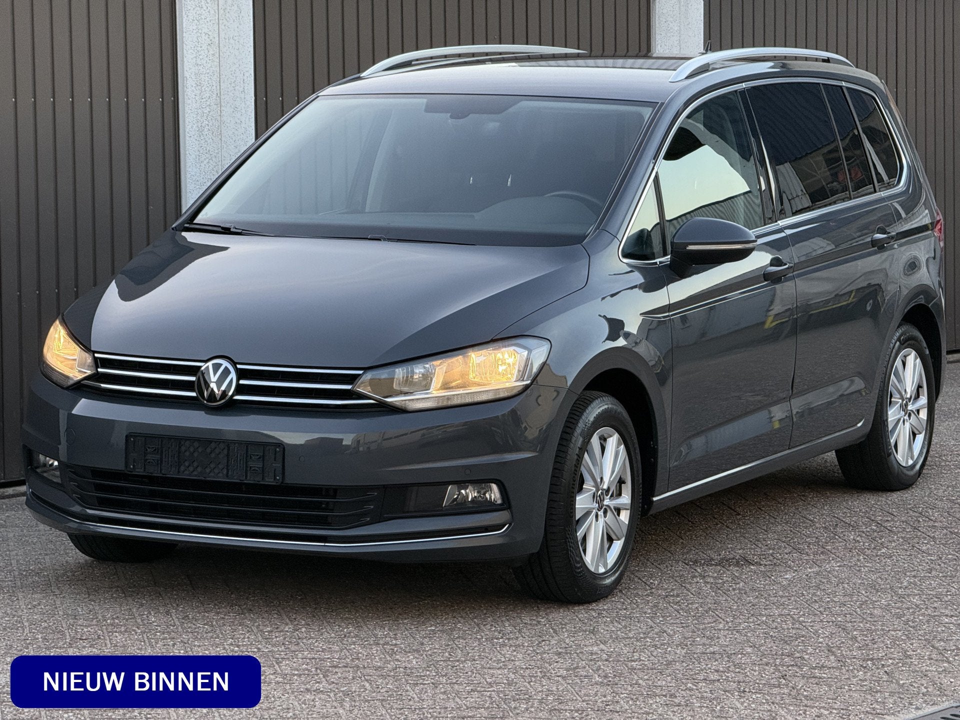 Volkswagen Touran 1.5 TSI Highline 7p (bj 2022, automaat), 1498 cc, 4 cilinders, 7 stoelen, 1415 kg
