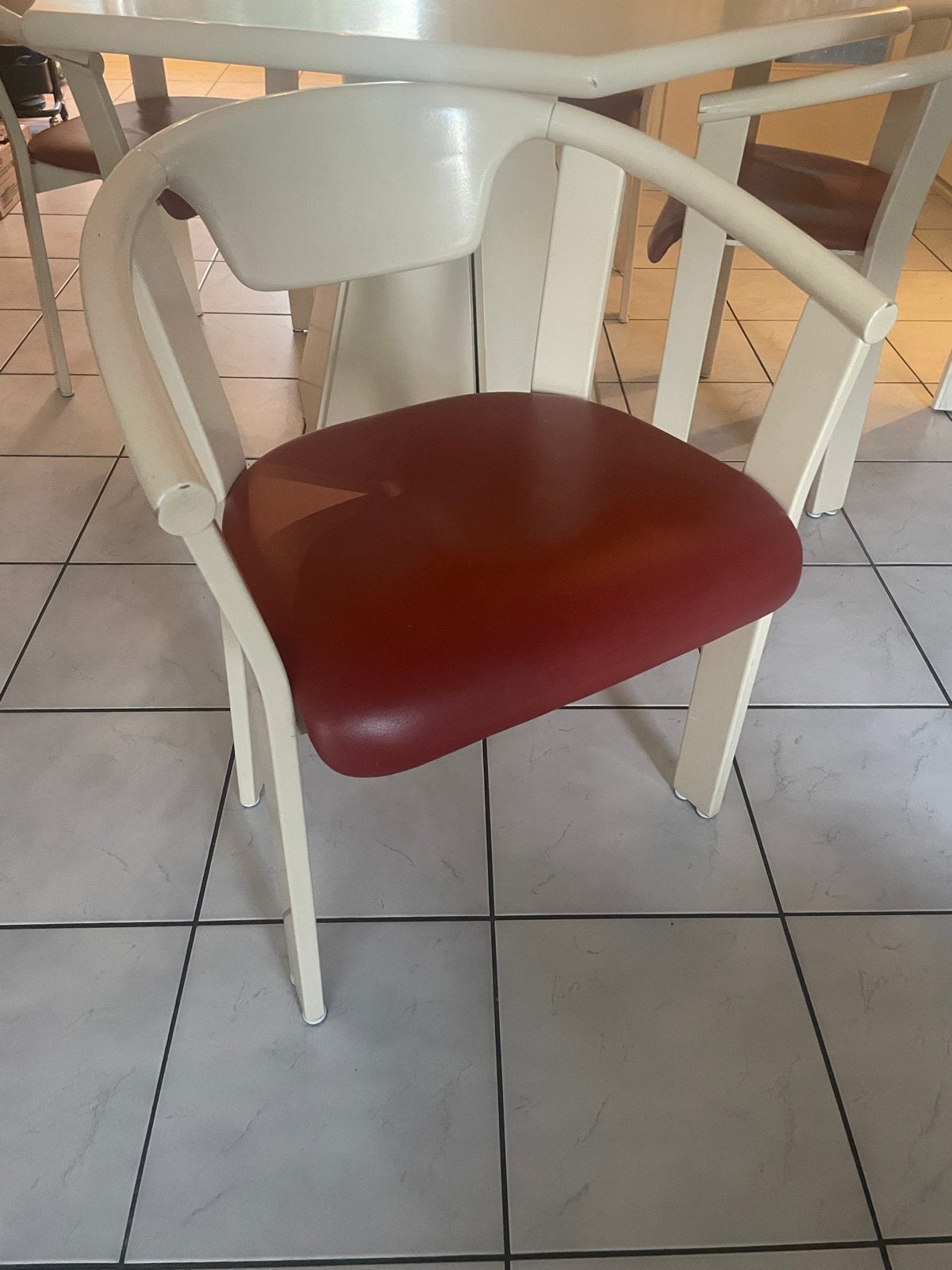 4 Witte stoelen met rood zitvlak, Ophalen, Gebruikt, Wit, Metaal