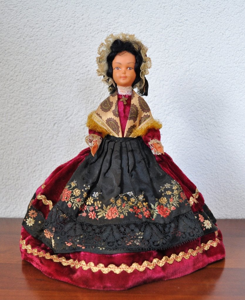 Oude Franse Folklore Pop met Klompjes Jurk Fluweel 25 cm, Verzamelen, Poppen, Ophalen of Verzenden, Gebruikt, Pop