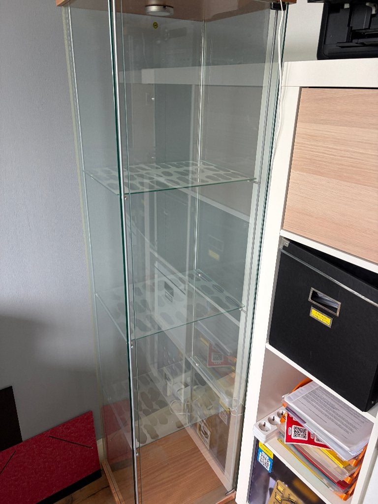 Glazen vitrinekast van IKEA (163x43x37 cm), Huis en Inrichting, Kasten | Vitrinekasten, Ophalen, Minder dan 50 cm, Met deur(en)