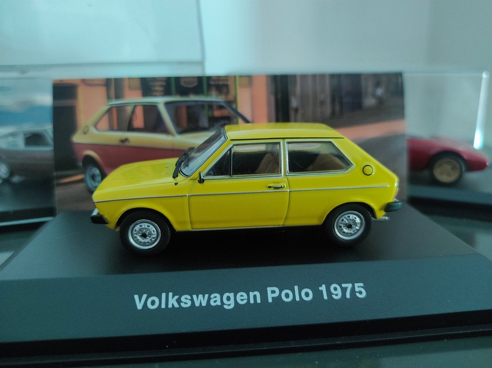 Volkswagen Polo 1975 geel 1:43 in vitrinedoosje, Hobby en Vrije tijd, Modelauto's | 1:43, Ophalen of Verzenden, Nieuw, Auto, Overige merken