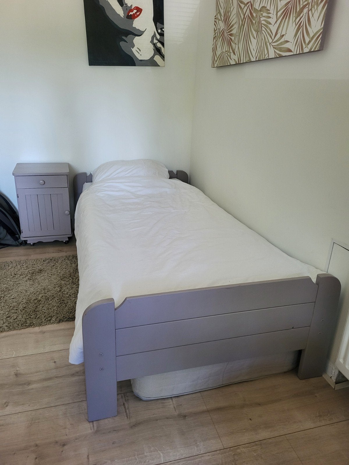 Eenpersoonsbed met lattenbodem en nachtkastje - Grijs, Ophalen, Gebruikt, 90 cm, Eenpersoons