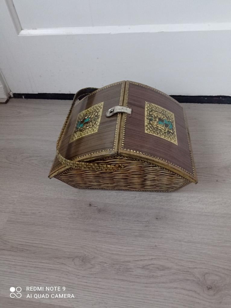 Victoria Biscuits Basket Tin
30 x 22 x 16 cm, Ophalen of Verzenden, Overige