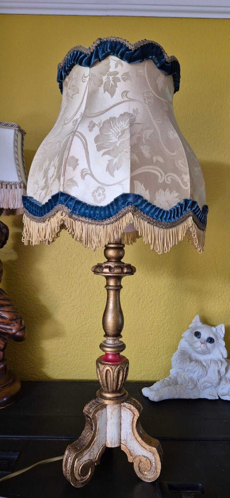 Italiaanse antieke tafellamp met sierlijke kap en blauwe bie, Antiek en Kunst, Ophalen of Verzenden