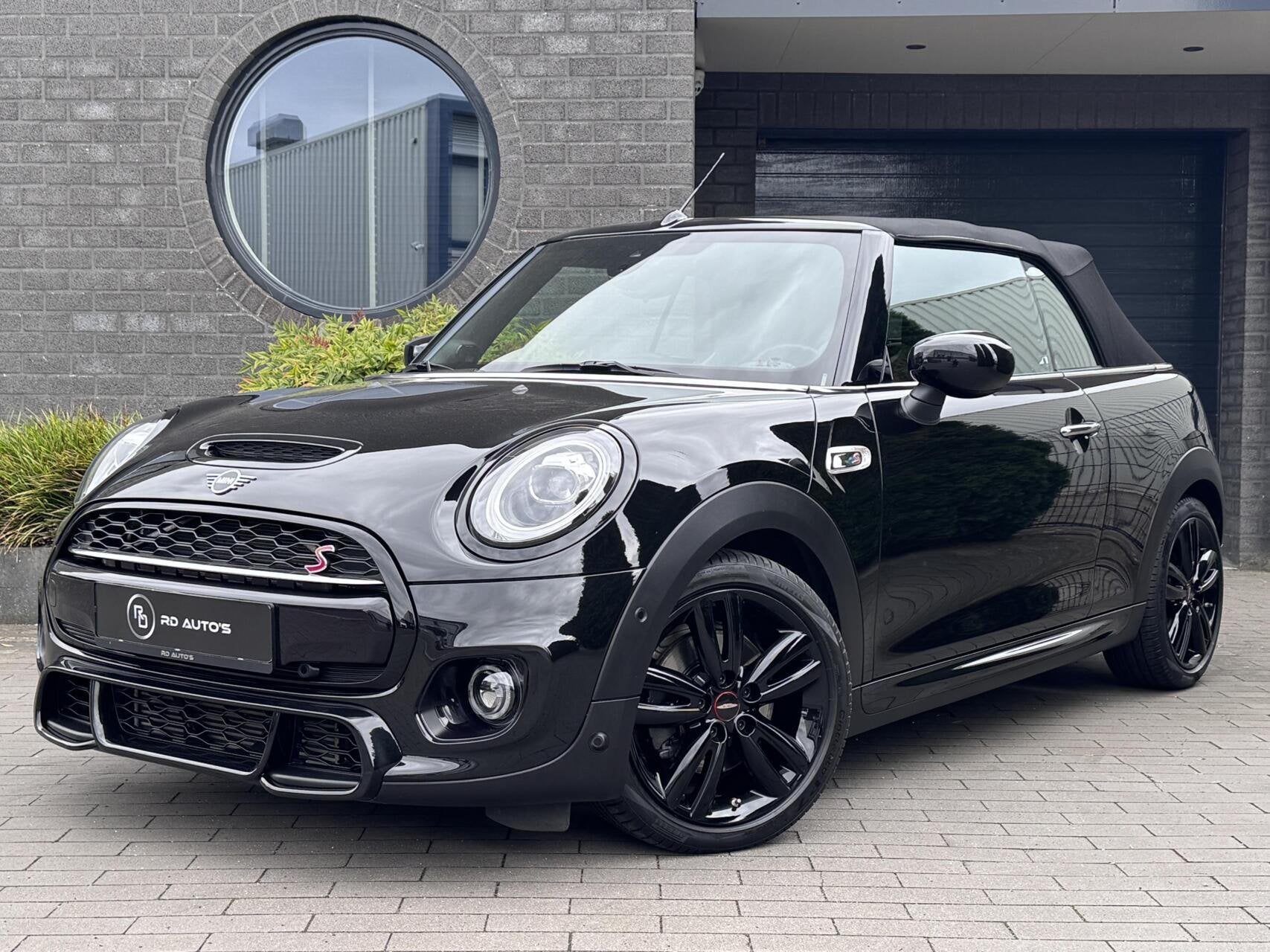 Mini Cabrio 2.0 Cooper S JCW Carplay ACC H/K 1e Eigenaar, 15 km/l, Gebruikt, Cabriolet, 4 stoelen