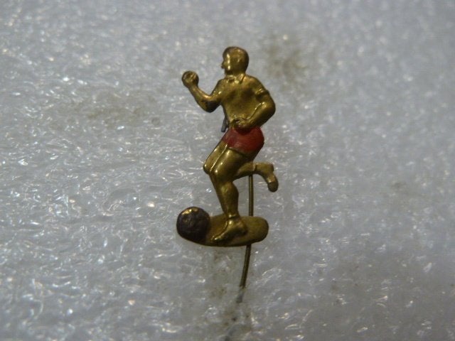 Vintage Voetballer Speldje - Goudkleurig met Rode Broek, Ophalen of Verzenden, Gebruikt, Sport, Speldje of Pin