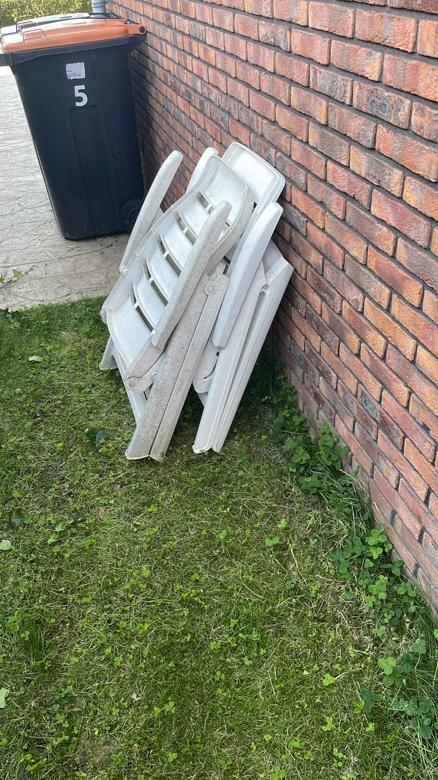 GRATIS  Witte kunststof tuinstoelen, verstelbaar, Ophalen, Gebruikt, Kunststof, Inklapbaar