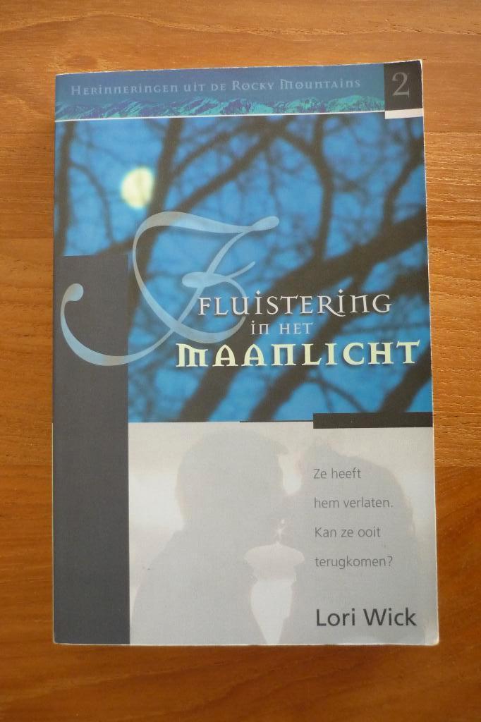 Chr. Roman Lori Wick '' FLUISTERING IN MAANLICHT '' (2), Boeken, Ophalen of Verzenden, Gelezen, Lori Wick, Christendom | Protestants