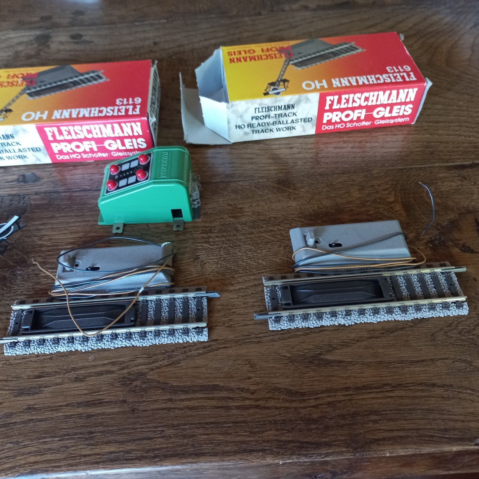 Fleischmann 2 profi elektrische ontkoppelrails met sein, Gelijkstroom, Fleischmann, Nieuw, Rails