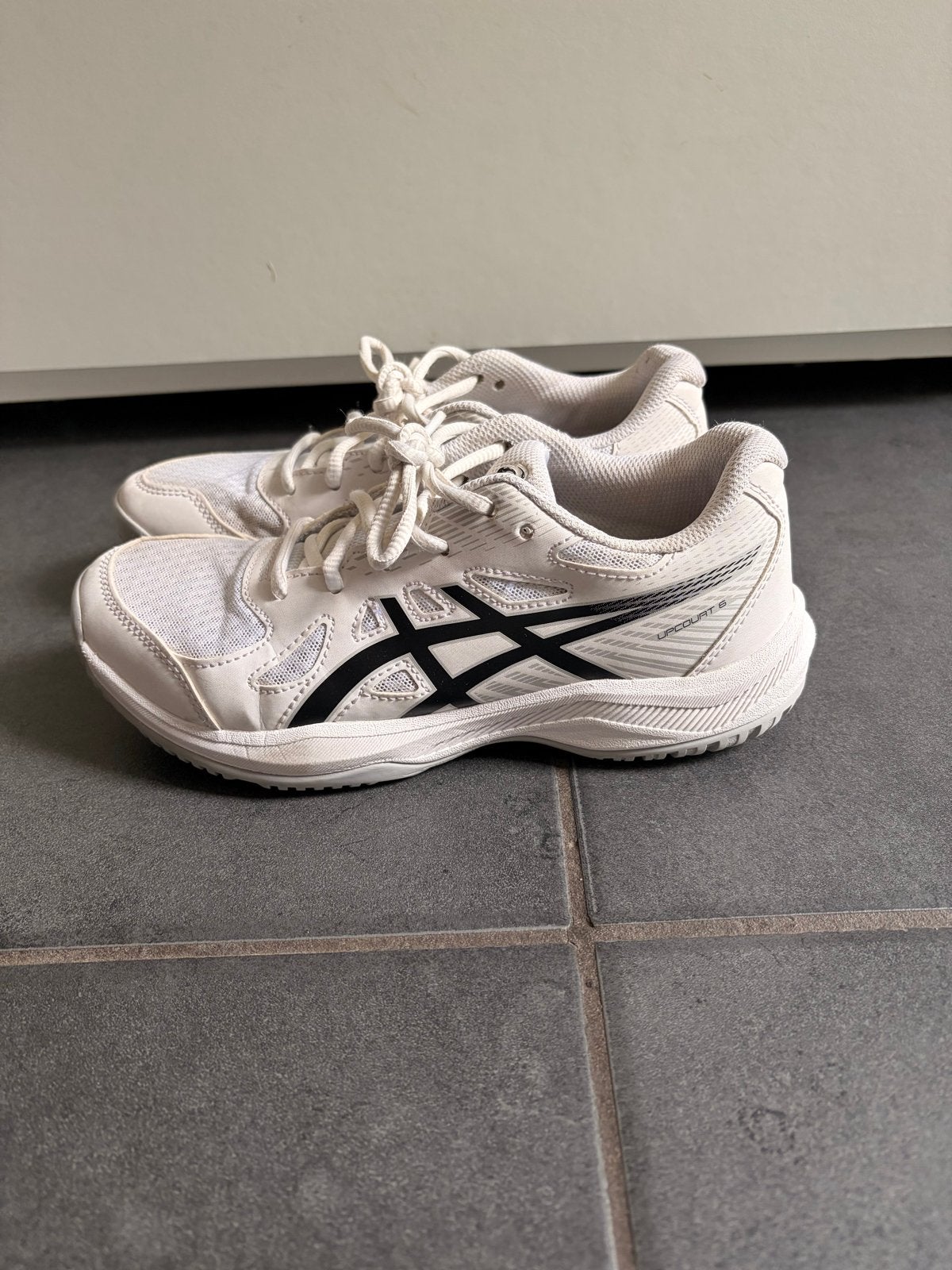ASICS V-COURT 2 indoorschoenen - Maat 37, Ophalen of Verzenden, Gedragen, Wit, Sportschoenen