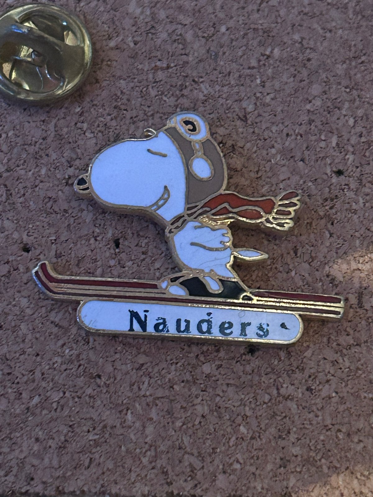 Vintage Snoopy Ski Pin Nauders - 1958 UFS, Inc., Ophalen of Verzenden, Zo goed als nieuw, Figuurtje, Speldje of Pin