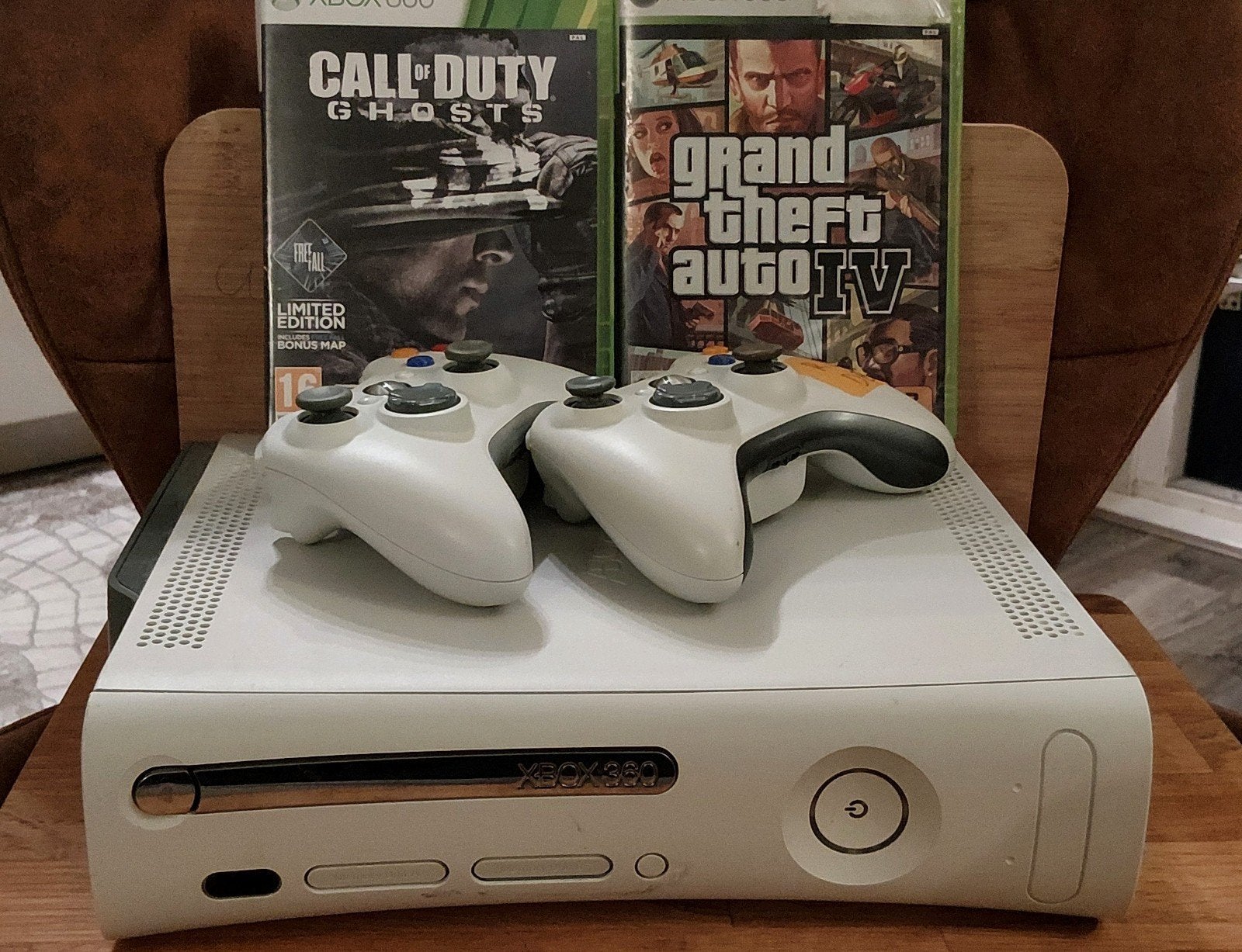 Xbox 360 60GB met 2 controllers en 2 games, Spelcomputers en Games, Gebruikt, Vanaf 18 jaar, Shooter, 2 spelers