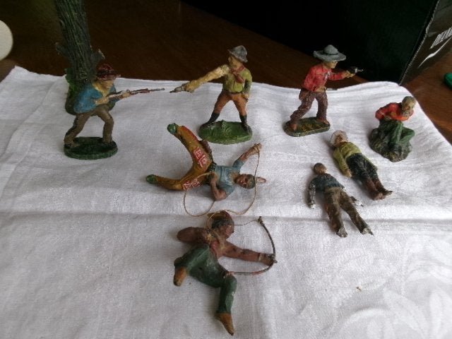7 antieke   cowboys , indianen  figuren, Antiek en Kunst, Ophalen of Verzenden