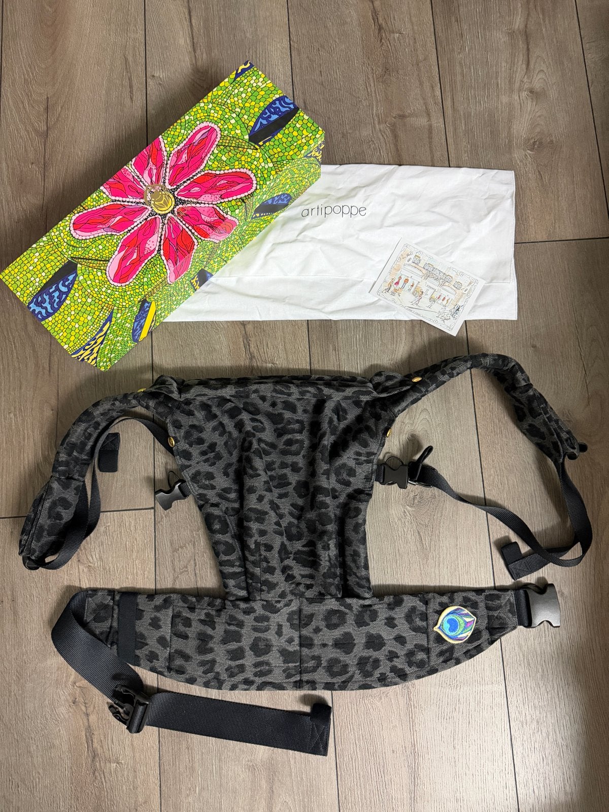 Artipoppe Draagzak Leopard Print (heel netjes!), Kinderen en Baby's, Overige merken, Ophalen of Verzenden, Zo goed als nieuw, Buik, Rug of Zij
