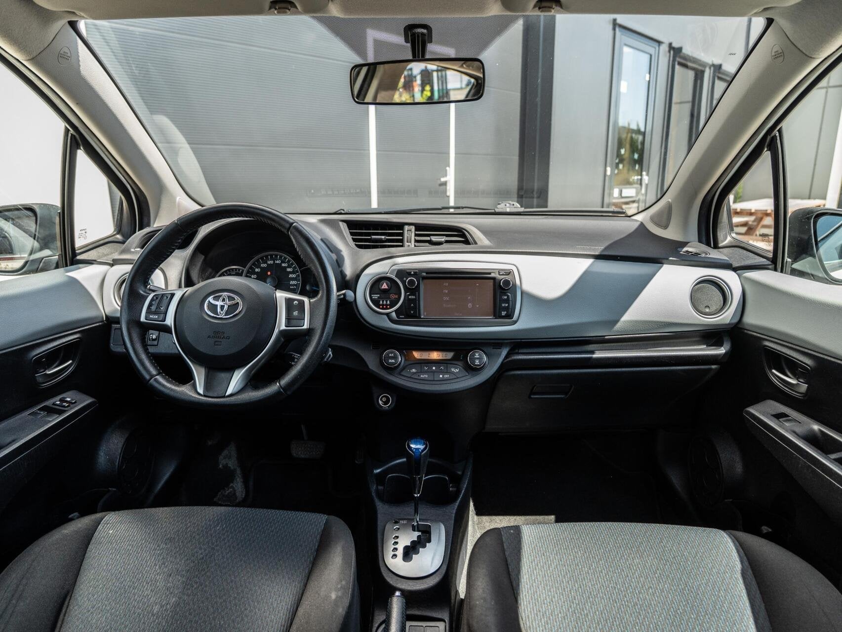 Toyota Yaris 1.5 Full Hybrid Aspiration Airco|Camera|Nav|VOL, Auto's, Euro 5, 4 cilinders, Wit, Origineel Nederlands