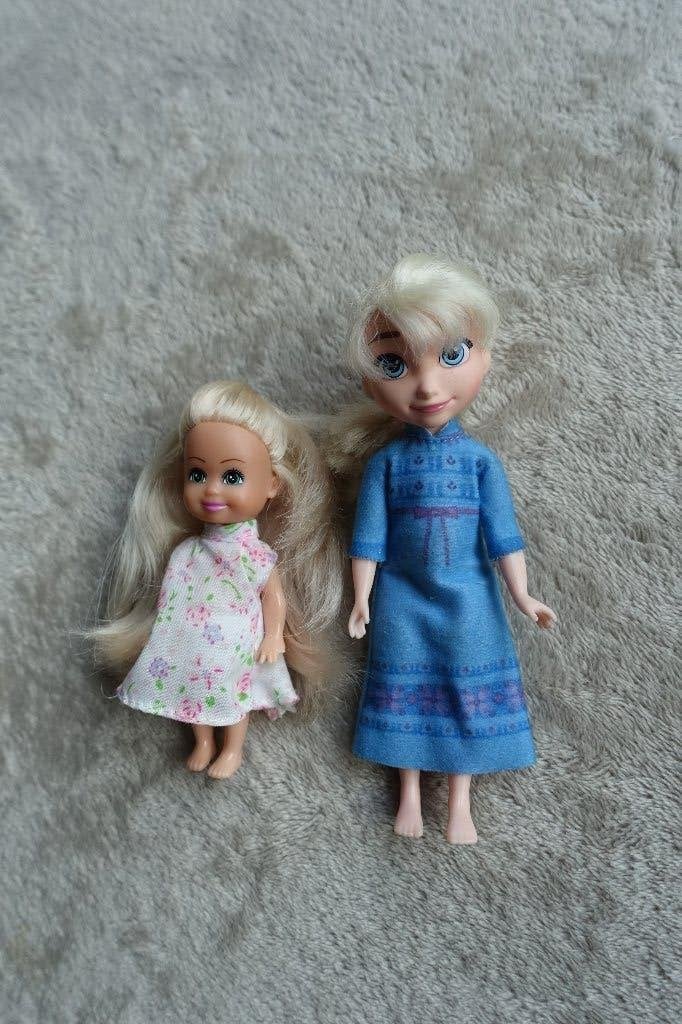 Elsa en haar verloren zusje: 2 geklede poppetjes, Ophalen of Verzenden, Gebruikt, Babypop