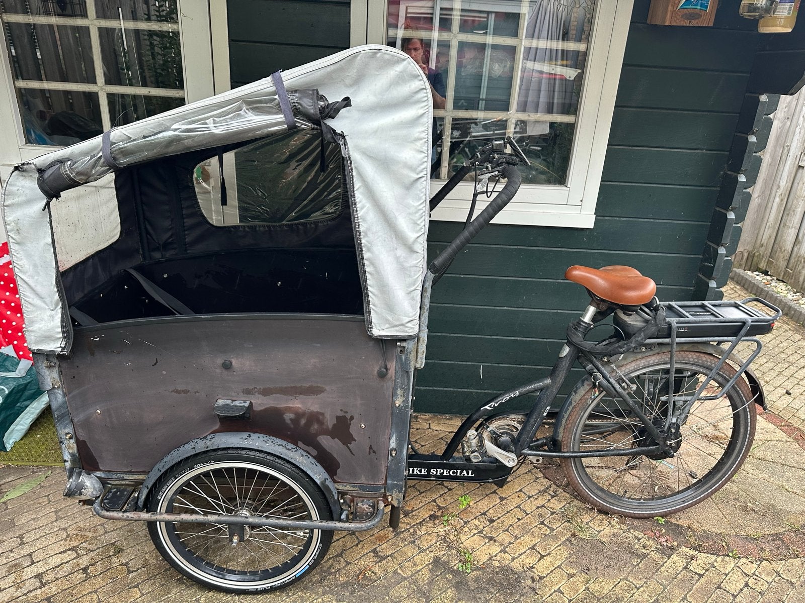 Troy Elektrische Bakfiets - Opknapper met Goede Accu, 4 kinderen of meer, Gebruikt, Elektrisch, Ophalen
