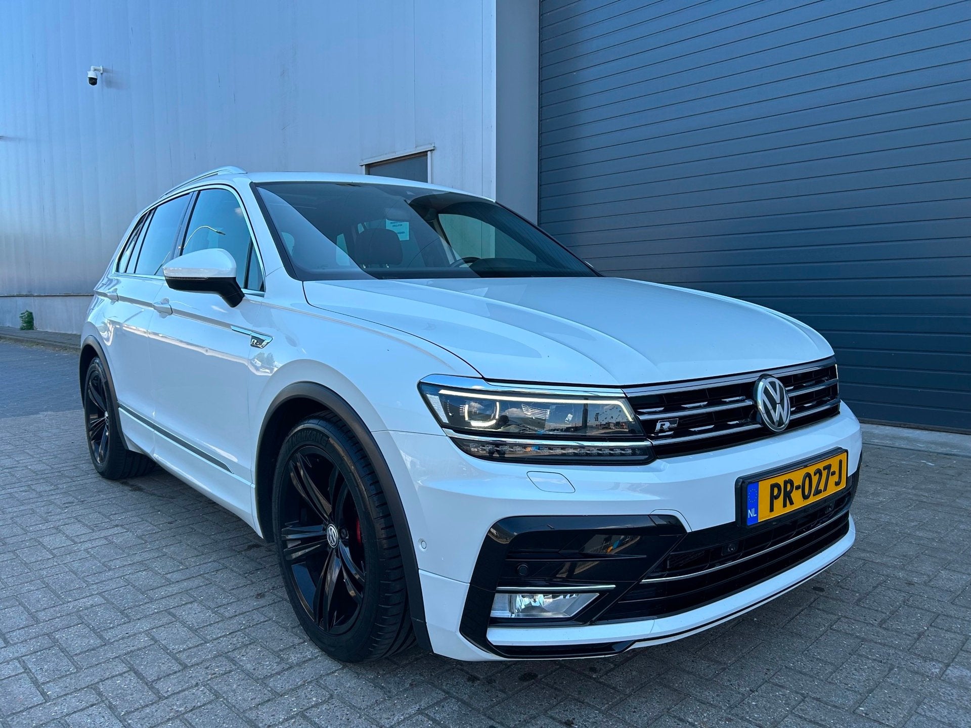 Volkswagen Tiguan 2.0 TDI 4Motion Highline R AUT PANO, Automaat, Gebruikt, 2500 kg, Wit