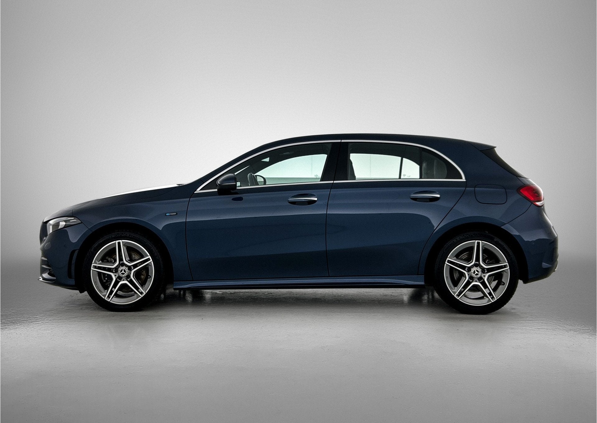 Mercedes-Benz A-Klasse 250 e Premium Plus AMG Line | Keyless, Auto's, 12 maanden, Stoelverwarming, Gebruikt, 4 cilinders