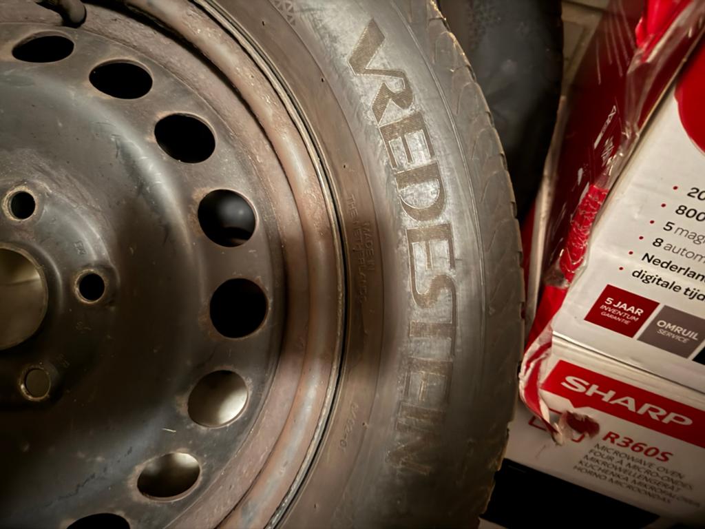 Vredestein en/of Dunlop Winterbanden op Velg 195/65 R15, Auto-onderdelen, Banden en Velgen, Ophalen, Gebruikt, 15 inch, Banden en Velgen