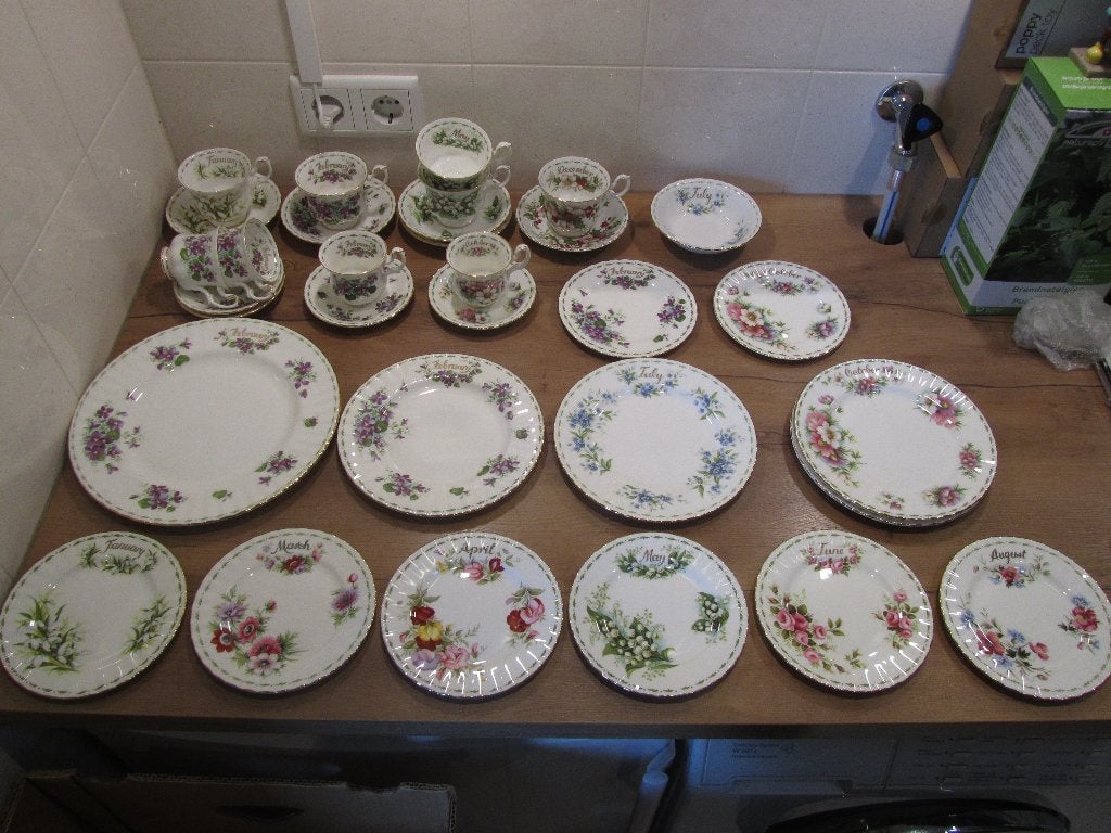 Royal Albert Flowers of the Month serviesdelen, Overige typen, Ophalen of Verzenden, Zo goed als nieuw, Overige stijlen