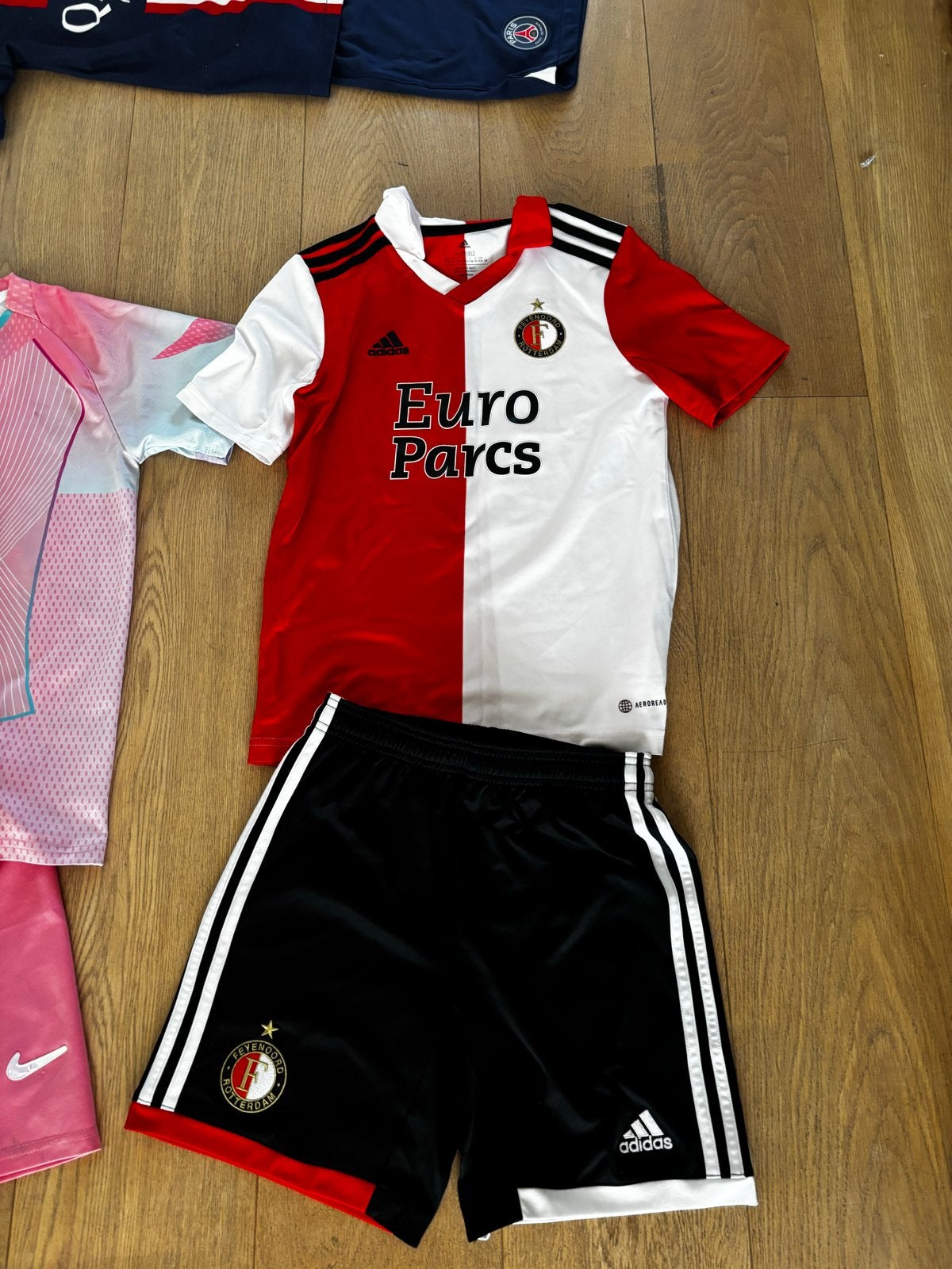 Feyenoord Thuisshirt en Broekje - Maat M 11/12 152, Ophalen of Verzenden, Zo goed als nieuw, Voetbal, Meerkleurig