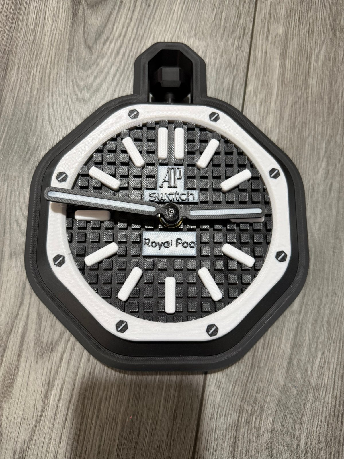 Mini Swatch AP Wandklok Royal Pop “Ocho Negro” incl verz, Verzenden, Nieuw, Wandklok