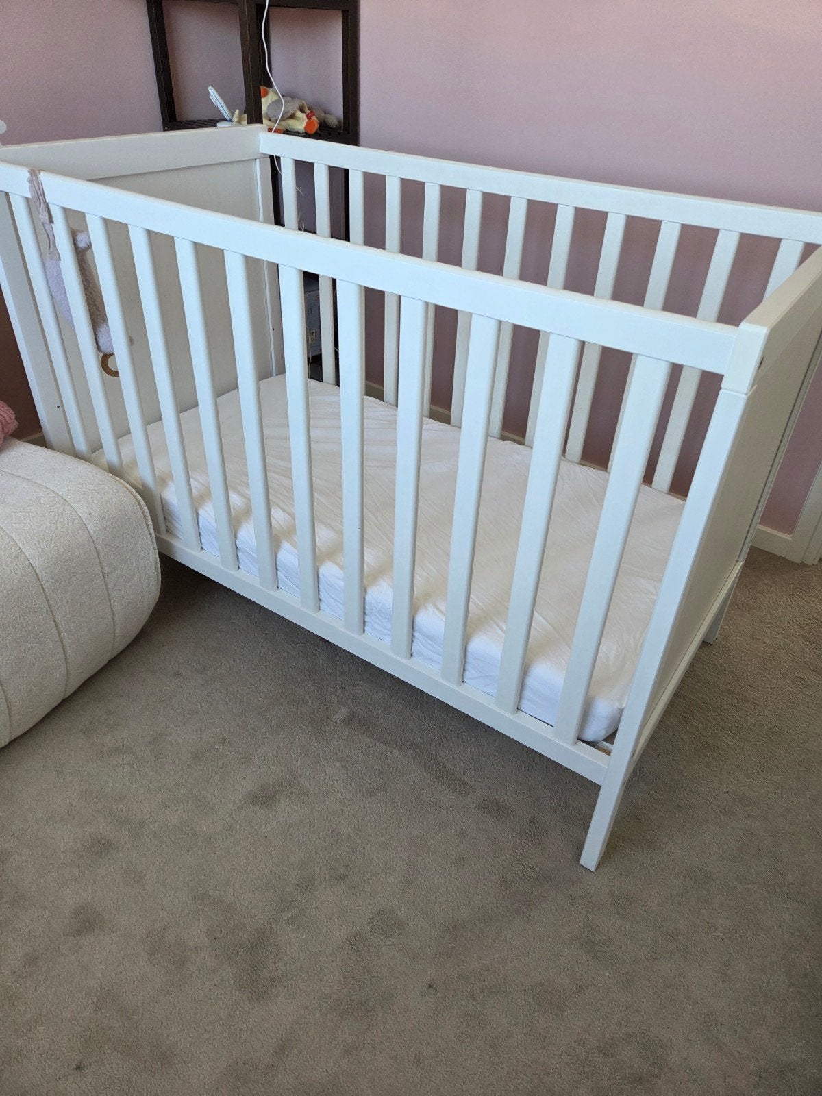 IKEA SUNDVIK Babybed met HIMLAVALV matras 60x120 cm, Ophalen, Gebruikt, Wit, 190 cm of minder