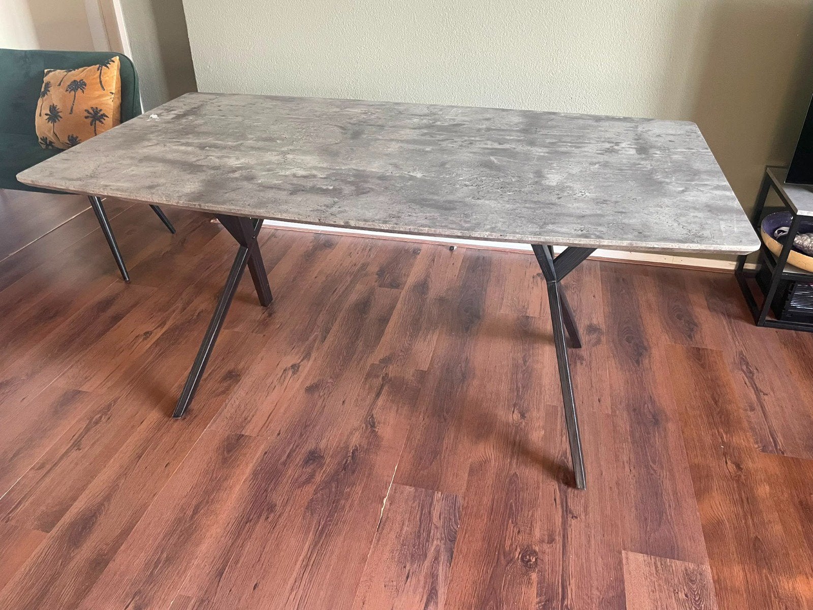 Eettafel betonlook met zwarte metalen poten, Ophalen, Gebruikt