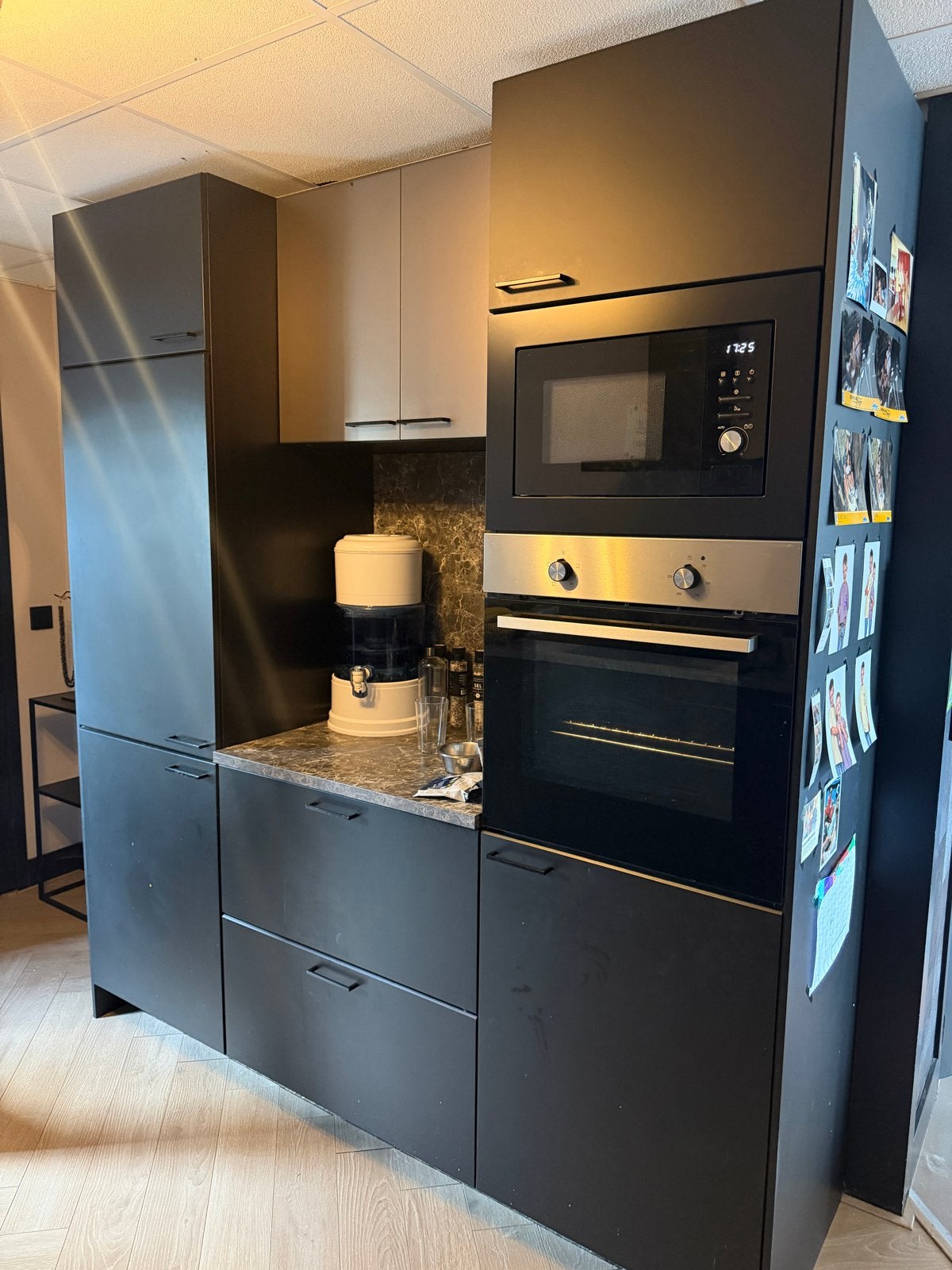 Moderne zwarte Ikea keuken met inbouwapparatuur, Ophalen, Gebruikt, Zwart, Graniet of Steen