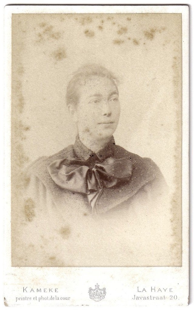 CDV 1895 - Portret Vrouw Jurk - Foto Kameke La Haye Den Haag, Gebruikt, Foto, Ophalen of Verzenden, Voor 1940