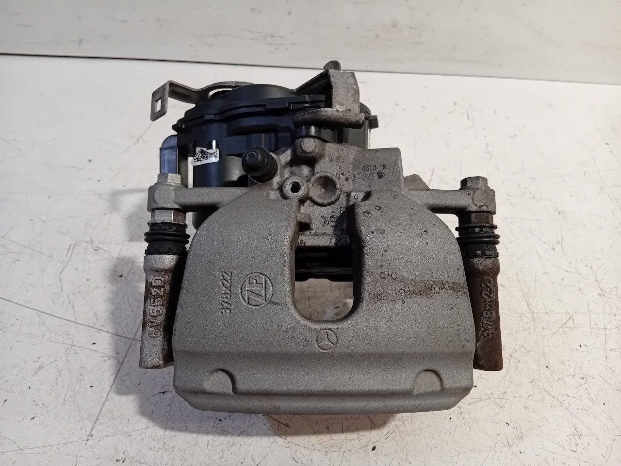 Remklauw rechts achter Mercedes-Benz EQ-Klasse, Onderdelen@venauto.nl, Van der Ven Autorecycling B.V., Gebruikt, Ettenseweg 76, 4706 PB Roosendaal, The Netherlands