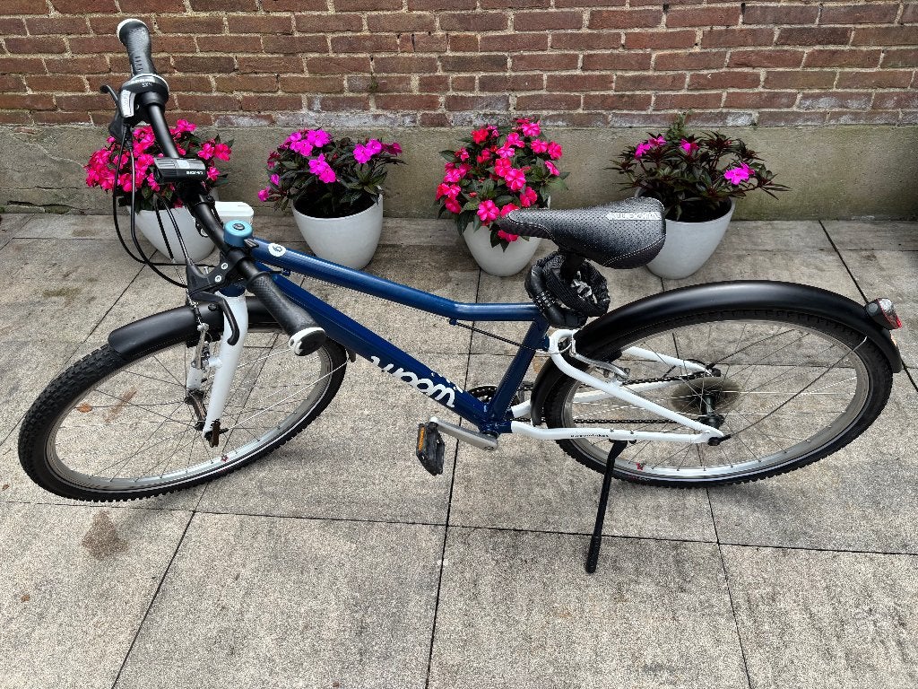 Mooie Woom 6 kinderfiets in blauw met heel veel accessoires!, Fietsen en Brommers, Versnellingen, Zo goed als nieuw, Woom, Ophalen