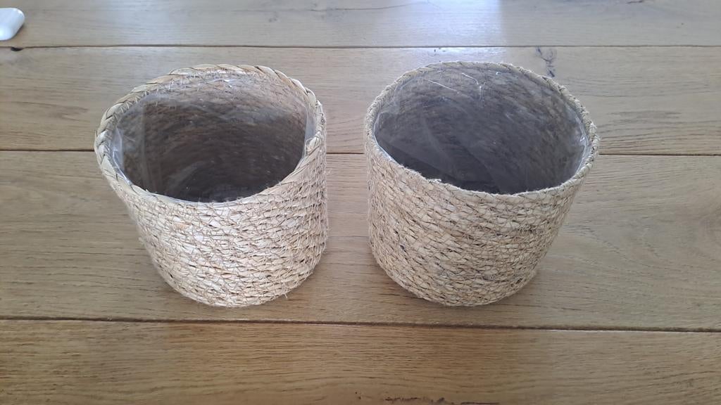Twee gevlochten bloempotten, Rond, Ophalen of Verzenden, Aardewerk, Minder dan 40 cm