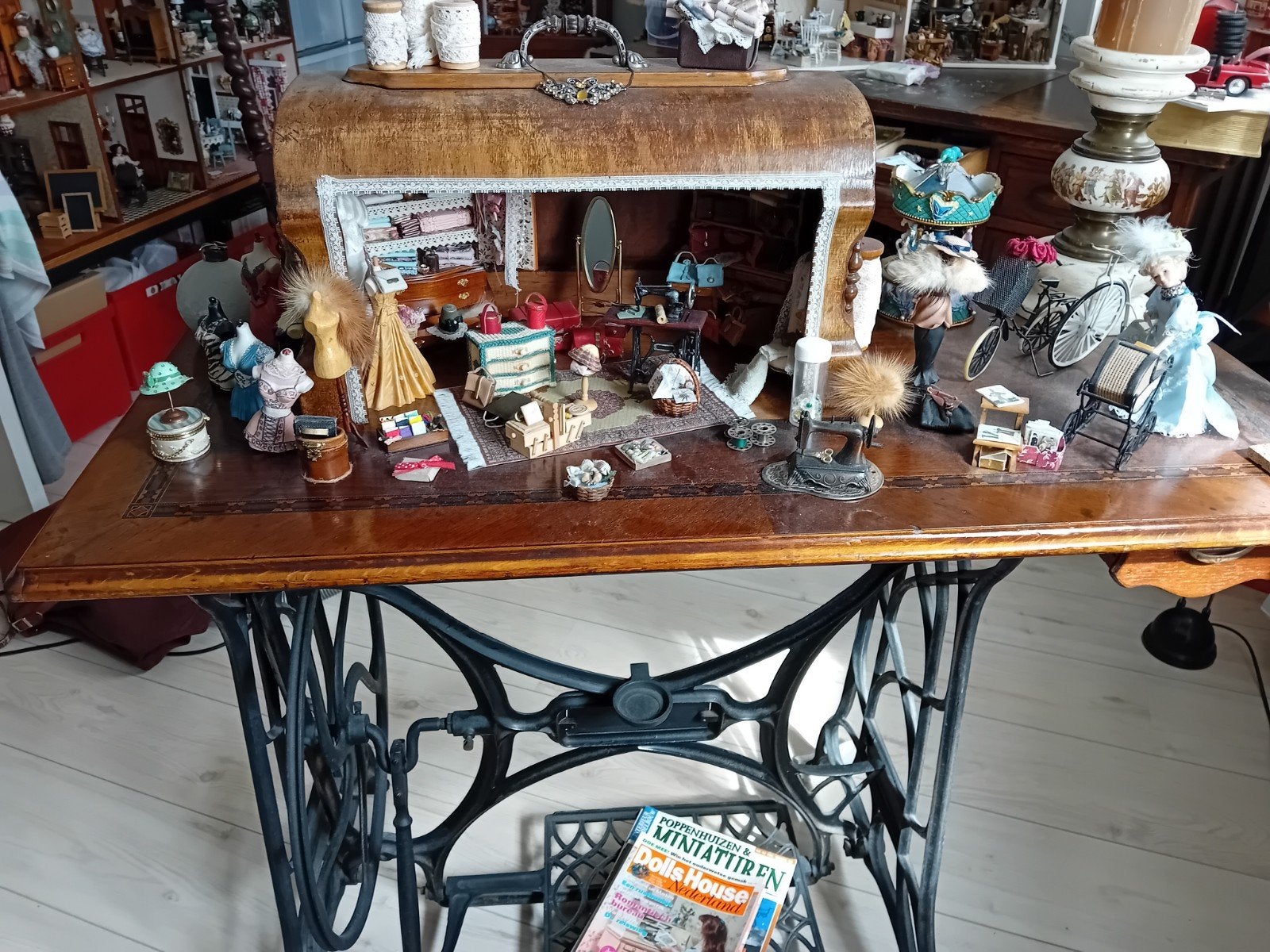 Unieke miniaturen in antieke naaimachinekap, Antiek en Kunst, Ophalen