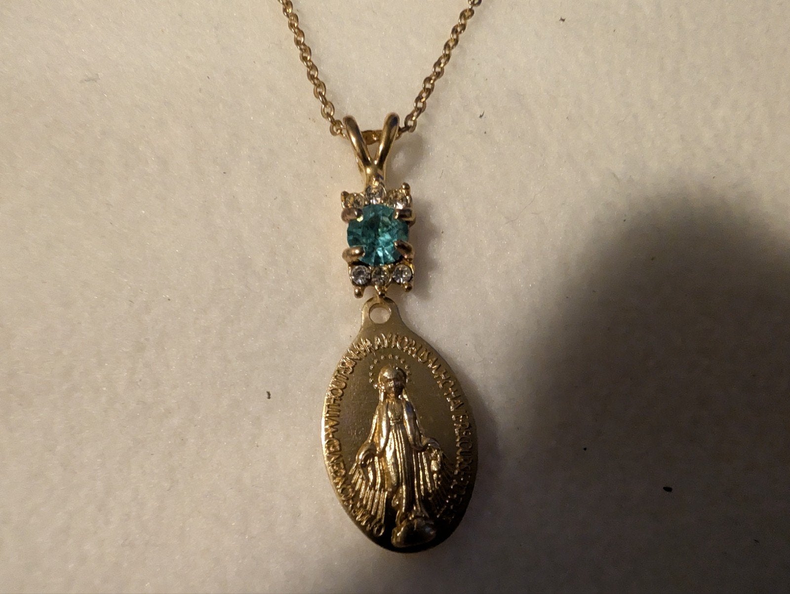 Goud ketting met Maria hanger en edelsteen, Gebruikt, Ophalen of Verzenden, Met edelsteen, Goud