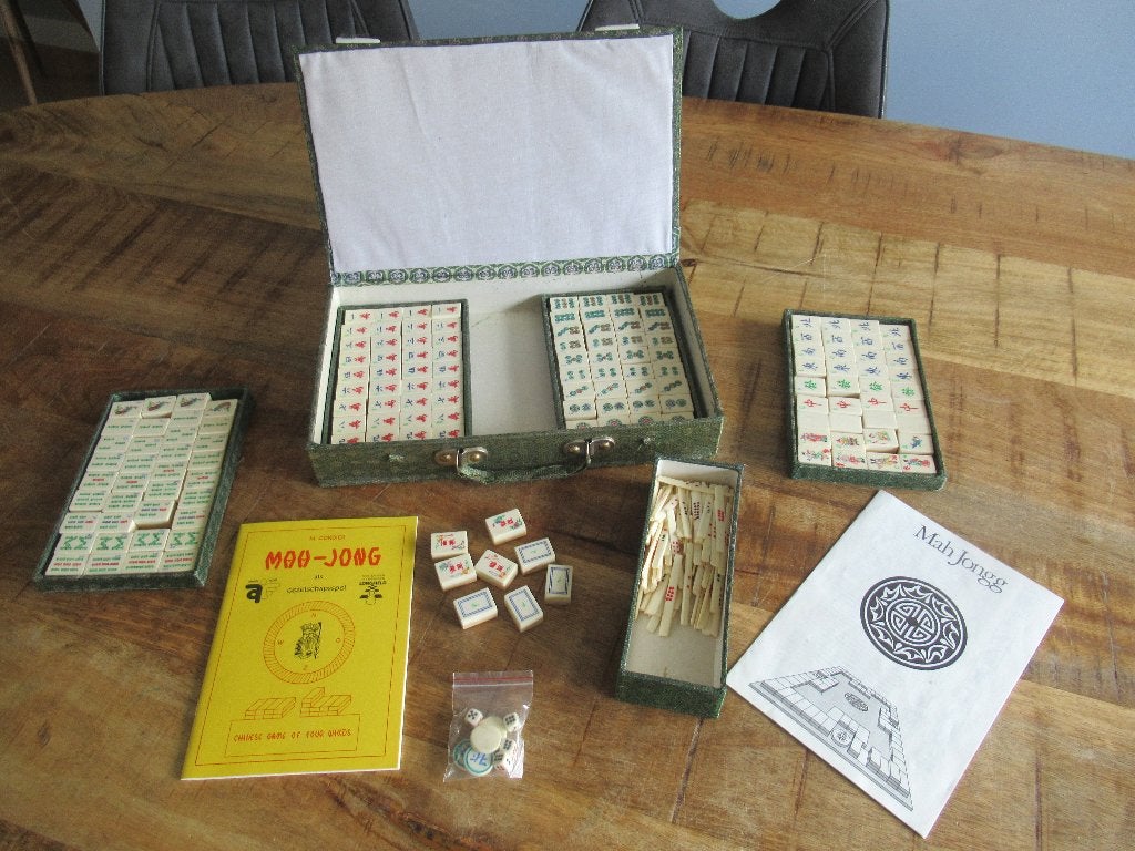 Vintage Mahjong Mah Jong Jongg spel in koffer + 2 boekjes, Ophalen of Verzenden, Zo goed als nieuw