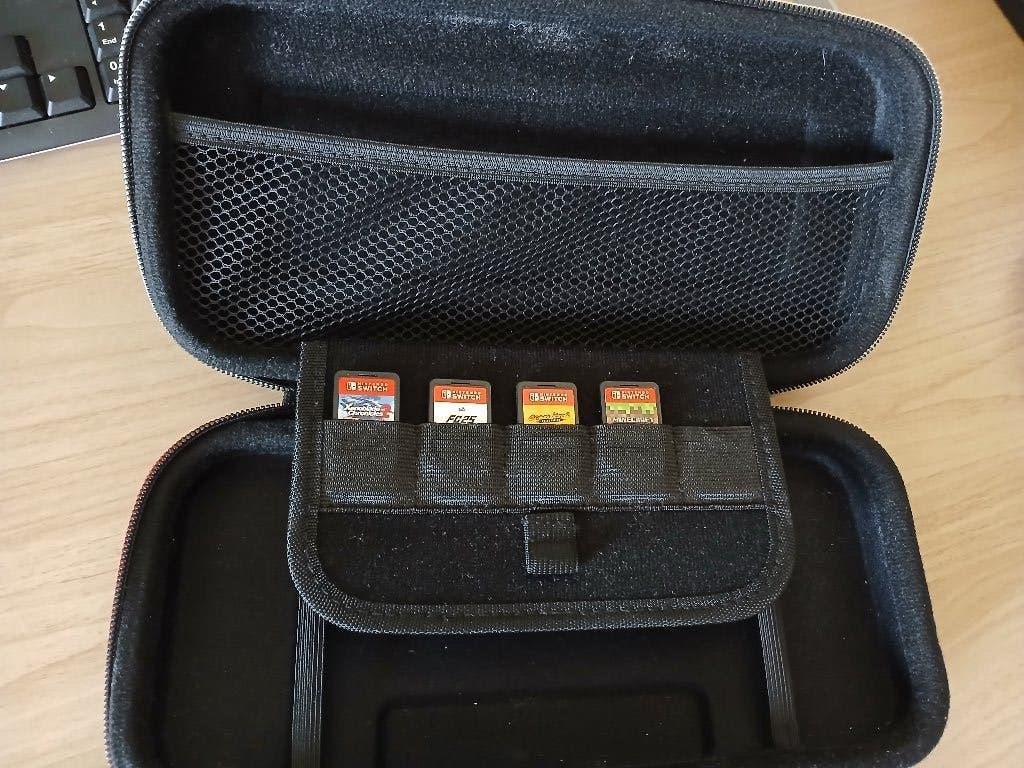 Nintendo Switch Hardcover Case (opbergtas) met 4 games, Verzenden, 1 speler, Zo goed als nieuw, Vanaf 3 jaar
