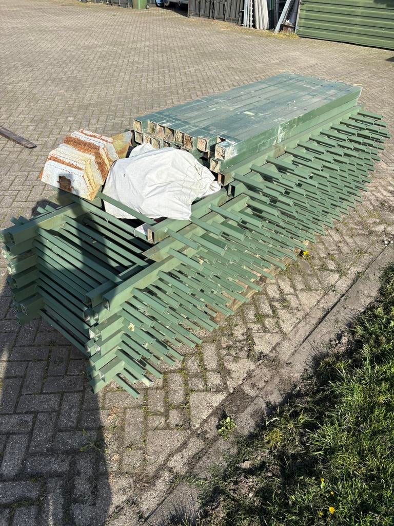 Spijlenvakken ongeveer 45 meter 1 meter hoog vierkant, Ophalen, Zo goed als nieuw, IJzer