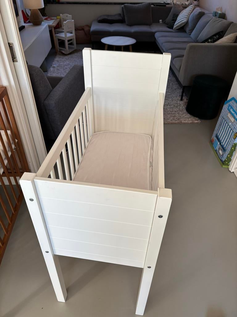 Witte wieg / babybed Noa kidsmill met matras, Ophalen, Zo goed als nieuw, Wieg