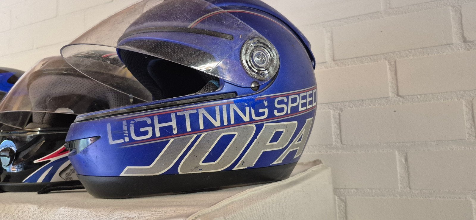 helm wel iets beschadigd maar verder goed., Fietsen en Brommers, Brommerhelmen, Ophalen of Verzenden, Gebruikt, Medium