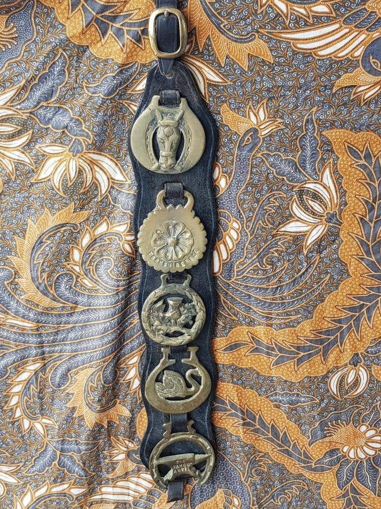 Vijf antieke kleppermannetjes uit Engeland aan riem 55,5 cm.