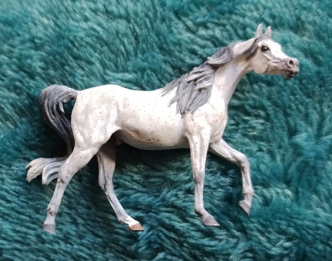 1:64 Arabier Maggie Bennett, Ophalen of Verzenden, Nieuw, Paard, Beeldje of Figuurtje