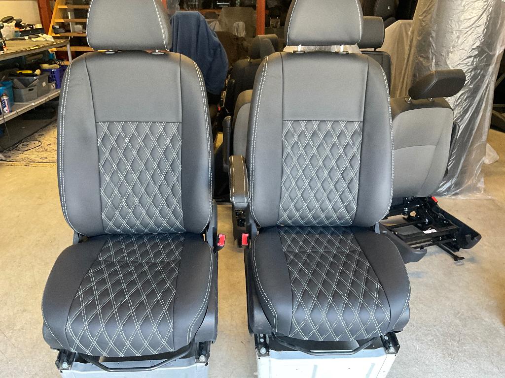 Twee  voorstoelen voor Sprinter Crafter met zwart leer, Ophalen, Nieuw, Mercedes-Benz