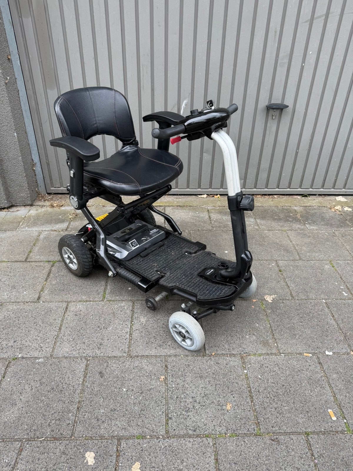 Mango Bobby Brio Carbon Deluxe opvouwbare scootmobiel, Diversen, Rolstoelen, Zo goed als nieuw, Elektrische rolstoel, Inklapbaar