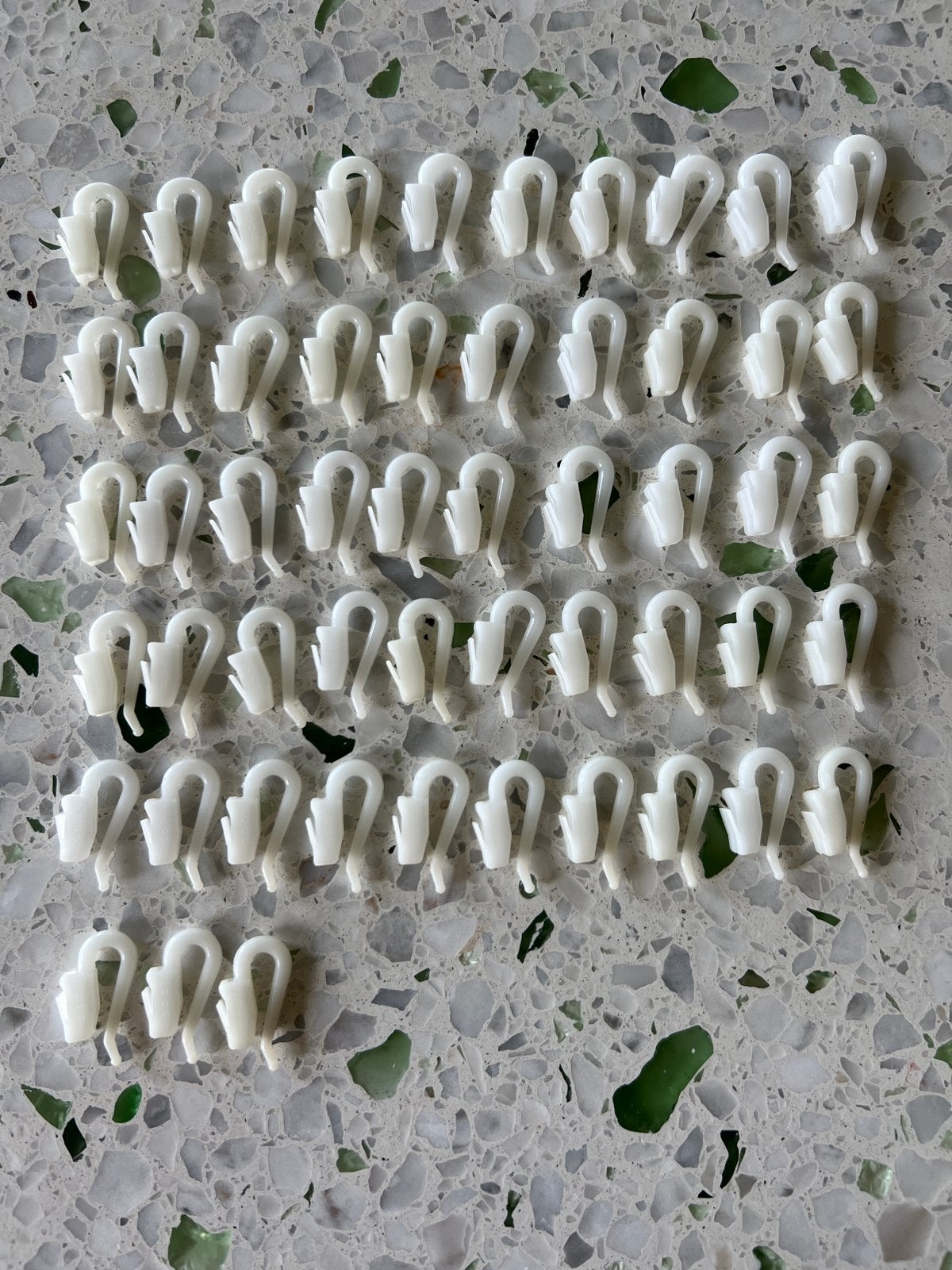 Gordijnhaken van plastic, wit, gebruikt, 50 stuks, Met haken, Gebruikt, Wit, Ophalen of Verzenden