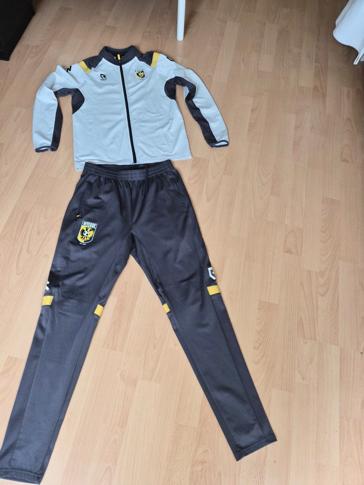 Vitesse trainingspak jasje maat 164 en broek maat S, Ophalen of Verzenden, Gebruikt, Robey, Jongen of Meisje