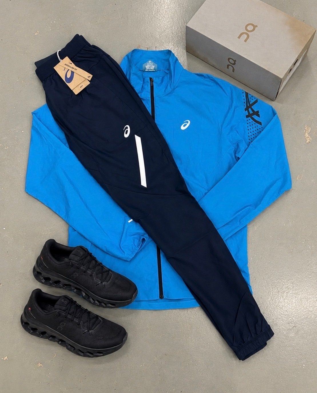 Asics hardloopset: jas, broek en On Cloud schoenen, Nieuw, Ophalen of Verzenden, Hardlopen of Fietsen, Meerkleurig