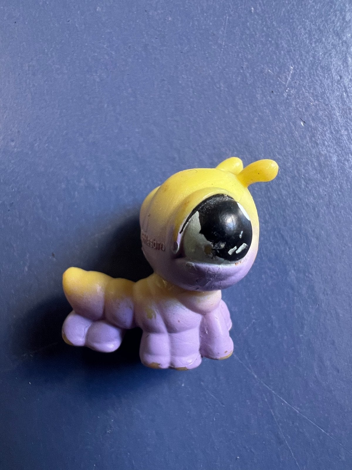LPS Littlest Pet Shop Gele Paarse Rups Figuur, Ophalen of Verzenden, Gebruikt, Jongen of Meisje